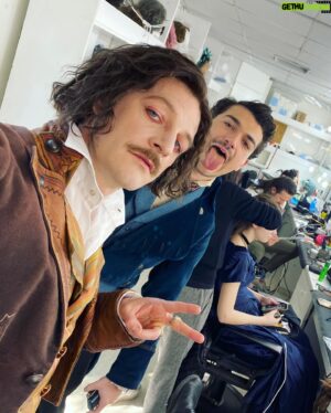 Andrea Bosca Instagram - Tropppico del Cancro, con @catelessy 🧨❤️‍🔥#moodoftheday 

(La leggenda di Johnny Trap continua nelle prossime puntate @giacomogiorgioreal … #noi #pazzimafelici🌟🍝🥷 ) 

#belcanto #backstage #freedom