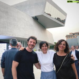 Andrea Bosca Instagram - Che gioia ritrovarci con @dianefleri e la nostra regista @lauraluche qui al @museomaxxi 

per la splendida mostra di @danilobucchi che unisce fotografia a disegni spontanei rivelando l’inconscio, chissa,  facendo tutt’uno con il ritratto.

Per noi è stato subito #FEBBREDAFIENO, il primo film di Laura al Cinema. 

Qui c’era il posto segreto di Matteo, il mio personaggio…  che portava quello di Diane nel proprio mondo: era proprio quella stanza sospesa, quel finestrone all’epoca ancora in costruzione che oggi è il #Maxxi. 

#indimenticabile 

#friends #amicizia #forever #febbredafieno #hayfever @disneyit