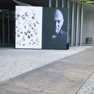 Andrea Bosca Instagram - Che gioia ritrovarci con @dianefleri e la nostra regista @lauraluche qui al @museomaxxi 

per la splendida mostra di @danilobucchi che unisce fotografia a disegni spontanei rivelando l’inconscio, chissa,  facendo tutt’uno con il ritratto.

Per noi è stato subito #FEBBREDAFIENO, il primo film di Laura al Cinema. 

Qui c’era il posto segreto di Matteo, il mio personaggio…  che portava quello di Diane nel proprio mondo: era proprio quella stanza sospesa, quel finestrone all’epoca ancora in costruzione che oggi è il #Maxxi. 

#indimenticabile 

#friends #amicizia #forever #febbredafieno #hayfever @disneyit