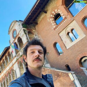 Andrea Bosca Instagram - Strana gente che si aggira per Pavia… 

#belcanto 

@giacomogiorgioreal @nikgalasso @vittoriapucciniofficial