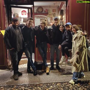 Andrea Bosca Instagram - Strana gente che si aggira per Pavia… 

#belcanto 

@giacomogiorgioreal @nikgalasso @vittoriapucciniofficial