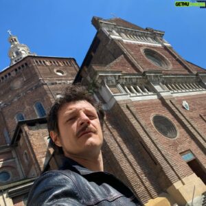 Andrea Bosca Instagram - Strana gente che si aggira per Pavia… 

#belcanto 

@giacomogiorgioreal @nikgalasso @vittoriapucciniofficial