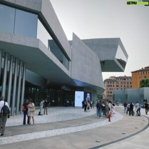 Andrea Bosca Instagram - Che gioia ritrovarci con @dianefleri e la nostra regista @lauraluche qui al @museomaxxi 

per la splendida mostra di @danilobucchi che unisce fotografia a disegni spontanei rivelando l’inconscio, chissa,  facendo tutt’uno con il ritratto.

Per noi è stato subito #FEBBREDAFIENO, il primo film di Laura al Cinema. 

Qui c’era il posto segreto di Matteo, il mio personaggio…  che portava quello di Diane nel proprio mondo: era proprio quella stanza sospesa, quel finestrone all’epoca ancora in costruzione che oggi è il #Maxxi. 

#indimenticabile 

#friends #amicizia #forever #febbredafieno #hayfever @disneyit