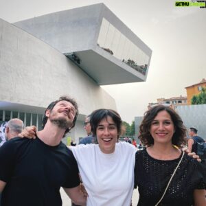 Andrea Bosca Instagram - Che gioia ritrovarci con @dianefleri e la nostra regista @lauraluche qui al @museomaxxi 

per la splendida mostra di @danilobucchi che unisce fotografia a disegni spontanei rivelando l’inconscio, chissa,  facendo tutt’uno con il ritratto.

Per noi è stato subito #FEBBREDAFIENO, il primo film di Laura al Cinema. 

Qui c’era il posto segreto di Matteo, il mio personaggio…  che portava quello di Diane nel proprio mondo: era proprio quella stanza sospesa, quel finestrone all’epoca ancora in costruzione che oggi è il #Maxxi. 

#indimenticabile 

#friends #amicizia #forever #febbredafieno #hayfever @disneyit