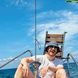 Andrea Bosca Instagram - Marinaio d’acqua dolce con veri lupi di mare 

Fantastica questa @giuseppinaseconda 
🌊 🛟 ⛵️ per veleggiare in amicizia 

Pure a chi come me è “di terra” 
sa far venire il sorriso! 

#veleggiare #friends #vela #sail #sailing 

@luigipinto @mrmeloni @gioelevettraino #nic