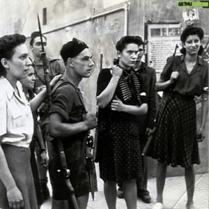 Andrea Bosca Instagram - Io sono italiano e quindi sono antifascista. 

Il contrario di fascismo è democrazia. È libertà di pensare, di dire e di agire sempre nel rispetto degli altr*. 

Il fascismo è violenza, è dipendenza dalla violenza. 

Voglio essere libero da questa dipendenza. Voglio essere libero dal pensiero squadrista e infatti mi sono scelto un lavoro di squadra. 

Voglio avere memoria collettiva della Storia, non solo memorie personali, per quanto brucianti e dolorose. 

Il fascismo non è un’opinione, è un crimine. Non è un’idea, è la morte di tutte le idee. È la fine della libertà e l’inizio della violenza, dello squadrismo punitivo, del bullismo organizzato, semplicemente è un’associazione a delinquere che poi si vuole persino proteggere dietro a leggi ingiuste, sessiste e razziste, leggi fatte ad personam. 

È contro tutto ciò che ho studiato ed amato: il coraggio di vivere in amore e nel rispetto di tutt*. Dai libri, dai film, dal teatro, dalle persone. Milton, Anguilla, Nuto, Pannella… ho imparato che la mia libertà finisce quando inizia quella degli altr*. Il rispetto è per me, il rispetto è per tutti. 

L’ho imparato dai miei insegnanti a scuola, dai miei autori, da Pavese, Fenoglio, dalla mia semplice famiglia contadina, l’ho incarnato a teatro, al cinema e nella vita con le persone, ce lo insegnava con l’arte il nostro maestro Avogadro al Teatro Stabile di Torino. 

L’ha detto bene il Prof. Barbero: delle due, l’una: se non sei antifascista, allora sei fascista.

Oggi mi è arrivato questo video… avevamo 20 anni. La Scuola del Teatro Stabile di Torino al Sacrario del Martinetto ricordava i resistenti fucilati dal Fascismo. 

E mi piace vedere e pensare che i ventenni di oggi siano i nuovi resistenti, i nuovi partigiani, i nuovi italiani, liberi e custodi di quella eredità di democrazia. 

Sono antifascista perché credo nella democrazia. 

Buona Festa della Liberazione. Buon 25 Aprile. Viva l’Italia antifascista 

Andrea Bosca

#25aprile #festadellaliberazione #italia 

Il testo finale è di @antonioscurati