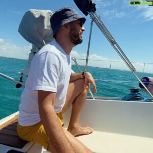 Andrea Bosca Instagram - Marinaio d’acqua dolce con veri lupi di mare 

Fantastica questa @giuseppinaseconda 
🌊 🛟 ⛵️ per veleggiare in amicizia 

Pure a chi come me è “di terra” 
sa far venire il sorriso! 

#veleggiare #friends #vela #sail #sailing 

@luigipinto @mrmeloni @gioelevettraino #nic