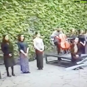 Andrea Bosca Instagram - Io sono italiano e quindi sono antifascista. 

Il contrario di fascismo è democrazia. È libertà di pensare, di dire e di agire sempre nel rispetto degli altr*. 

Il fascismo è violenza, è dipendenza dalla violenza. 

Voglio essere libero da questa dipendenza. Voglio essere libero dal pensiero squadrista e infatti mi sono scelto un lavoro di squadra. 

Voglio avere memoria collettiva della Storia, non solo memorie personali, per quanto brucianti e dolorose. 

Il fascismo non è un’opinione, è un crimine. Non è un’idea, è la morte di tutte le idee. È la fine della libertà e l’inizio della violenza, dello squadrismo punitivo, del bullismo organizzato, semplicemente è un’associazione a delinquere che poi si vuole persino proteggere dietro a leggi ingiuste, sessiste e razziste, leggi fatte ad personam. 

È contro tutto ciò che ho studiato ed amato: il coraggio di vivere in amore e nel rispetto di tutt*. Dai libri, dai film, dal teatro, dalle persone. Milton, Anguilla, Nuto, Pannella… ho imparato che la mia libertà finisce quando inizia quella degli altr*. Il rispetto è per me, il rispetto è per tutti. 

L’ho imparato dai miei insegnanti a scuola, dai miei autori, da Pavese, Fenoglio, dalla mia semplice famiglia contadina, l’ho incarnato a teatro, al cinema e nella vita con le persone, ce lo insegnava con l’arte il nostro maestro Avogadro al Teatro Stabile di Torino. 

L’ha detto bene il Prof. Barbero: delle due, l’una: se non sei antifascista, allora sei fascista.

Oggi mi è arrivato questo video… avevamo 20 anni. La Scuola del Teatro Stabile di Torino al Sacrario del Martinetto ricordava i resistenti fucilati dal Fascismo. 

E mi piace vedere e pensare che i ventenni di oggi siano i nuovi resistenti, i nuovi partigiani, i nuovi italiani, liberi e custodi di quella eredità di democrazia. 

Sono antifascista perché credo nella democrazia. 

Buona Festa della Liberazione. Buon 25 Aprile. Viva l’Italia antifascista 

Andrea Bosca

#25aprile #festadellaliberazione #italia 

Il testo finale è di @antonioscurati