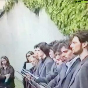 Andrea Bosca Instagram - Io sono italiano e quindi sono antifascista. 

Il contrario di fascismo è democrazia. È libertà di pensare, di dire e di agire sempre nel rispetto degli altr*. 

Il fascismo è violenza, è dipendenza dalla violenza. 

Voglio essere libero da questa dipendenza. Voglio essere libero dal pensiero squadrista e infatti mi sono scelto un lavoro di squadra. 

Voglio avere memoria collettiva della Storia, non solo memorie personali, per quanto brucianti e dolorose. 

Il fascismo non è un’opinione, è un crimine. Non è un’idea, è la morte di tutte le idee. È la fine della libertà e l’inizio della violenza, dello squadrismo punitivo, del bullismo organizzato, semplicemente è un’associazione a delinquere che poi si vuole persino proteggere dietro a leggi ingiuste, sessiste e razziste, leggi fatte ad personam. 

È contro tutto ciò che ho studiato ed amato: il coraggio di vivere in amore e nel rispetto di tutt*. Dai libri, dai film, dal teatro, dalle persone. Milton, Anguilla, Nuto, Pannella… ho imparato che la mia libertà finisce quando inizia quella degli altr*. Il rispetto è per me, il rispetto è per tutti. 

L’ho imparato dai miei insegnanti a scuola, dai miei autori, da Pavese, Fenoglio, dalla mia semplice famiglia contadina, l’ho incarnato a teatro, al cinema e nella vita con le persone, ce lo insegnava con l’arte il nostro maestro Avogadro al Teatro Stabile di Torino. 

L’ha detto bene il Prof. Barbero: delle due, l’una: se non sei antifascista, allora sei fascista.

Oggi mi è arrivato questo video… avevamo 20 anni. La Scuola del Teatro Stabile di Torino al Sacrario del Martinetto ricordava i resistenti fucilati dal Fascismo. 

E mi piace vedere e pensare che i ventenni di oggi siano i nuovi resistenti, i nuovi partigiani, i nuovi italiani, liberi e custodi di quella eredità di democrazia. 

Sono antifascista perché credo nella democrazia. 

Buona Festa della Liberazione. Buon 25 Aprile. Viva l’Italia antifascista 

Andrea Bosca

#25aprile #festadellaliberazione #italia 

Il testo finale è di @antonioscurati