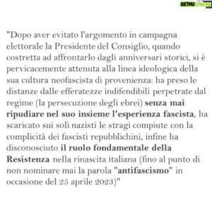 Andrea Bosca Instagram - Io sono italiano e quindi sono antifascista. 

Il contrario di fascismo è democrazia. È libertà di pensare, di dire e di agire sempre nel rispetto degli altr*. 

Il fascismo è violenza, è dipendenza dalla violenza. 

Voglio essere libero da questa dipendenza. Voglio essere libero dal pensiero squadrista e infatti mi sono scelto un lavoro di squadra. 

Voglio avere memoria collettiva della Storia, non solo memorie personali, per quanto brucianti e dolorose. 

Il fascismo non è un’opinione, è un crimine. Non è un’idea, è la morte di tutte le idee. È la fine della libertà e l’inizio della violenza, dello squadrismo punitivo, del bullismo organizzato, semplicemente è un’associazione a delinquere che poi si vuole persino proteggere dietro a leggi ingiuste, sessiste e razziste, leggi fatte ad personam. 

È contro tutto ciò che ho studiato ed amato: il coraggio di vivere in amore e nel rispetto di tutt*. Dai libri, dai film, dal teatro, dalle persone. Milton, Anguilla, Nuto, Pannella… ho imparato che la mia libertà finisce quando inizia quella degli altr*. Il rispetto è per me, il rispetto è per tutti. 

L’ho imparato dai miei insegnanti a scuola, dai miei autori, da Pavese, Fenoglio, dalla mia semplice famiglia contadina, l’ho incarnato a teatro, al cinema e nella vita con le persone, ce lo insegnava con l’arte il nostro maestro Avogadro al Teatro Stabile di Torino. 

L’ha detto bene il Prof. Barbero: delle due, l’una: se non sei antifascista, allora sei fascista.

Oggi mi è arrivato questo video… avevamo 20 anni. La Scuola del Teatro Stabile di Torino al Sacrario del Martinetto ricordava i resistenti fucilati dal Fascismo. 

E mi piace vedere e pensare che i ventenni di oggi siano i nuovi resistenti, i nuovi partigiani, i nuovi italiani, liberi e custodi di quella eredità di democrazia. 

Sono antifascista perché credo nella democrazia. 

Buona Festa della Liberazione. Buon 25 Aprile. Viva l’Italia antifascista 

Andrea Bosca

#25aprile #festadellaliberazione #italia 

Il testo finale è di @antonioscurati