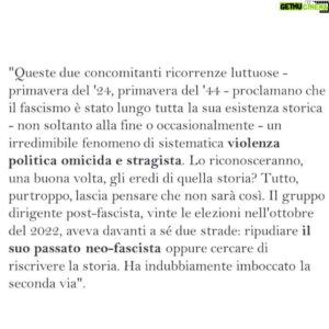 Andrea Bosca Instagram - Io sono italiano e quindi sono antifascista. 

Il contrario di fascismo è democrazia. È libertà di pensare, di dire e di agire sempre nel rispetto degli altr*. 

Il fascismo è violenza, è dipendenza dalla violenza. 

Voglio essere libero da questa dipendenza. Voglio essere libero dal pensiero squadrista e infatti mi sono scelto un lavoro di squadra. 

Voglio avere memoria collettiva della Storia, non solo memorie personali, per quanto brucianti e dolorose. 

Il fascismo non è un’opinione, è un crimine. Non è un’idea, è la morte di tutte le idee. È la fine della libertà e l’inizio della violenza, dello squadrismo punitivo, del bullismo organizzato, semplicemente è un’associazione a delinquere che poi si vuole persino proteggere dietro a leggi ingiuste, sessiste e razziste, leggi fatte ad personam. 

È contro tutto ciò che ho studiato ed amato: il coraggio di vivere in amore e nel rispetto di tutt*. Dai libri, dai film, dal teatro, dalle persone. Milton, Anguilla, Nuto, Pannella… ho imparato che la mia libertà finisce quando inizia quella degli altr*. Il rispetto è per me, il rispetto è per tutti. 

L’ho imparato dai miei insegnanti a scuola, dai miei autori, da Pavese, Fenoglio, dalla mia semplice famiglia contadina, l’ho incarnato a teatro, al cinema e nella vita con le persone, ce lo insegnava con l’arte il nostro maestro Avogadro al Teatro Stabile di Torino. 

L’ha detto bene il Prof. Barbero: delle due, l’una: se non sei antifascista, allora sei fascista.

Oggi mi è arrivato questo video… avevamo 20 anni. La Scuola del Teatro Stabile di Torino al Sacrario del Martinetto ricordava i resistenti fucilati dal Fascismo. 

E mi piace vedere e pensare che i ventenni di oggi siano i nuovi resistenti, i nuovi partigiani, i nuovi italiani, liberi e custodi di quella eredità di democrazia. 

Sono antifascista perché credo nella democrazia. 

Buona Festa della Liberazione. Buon 25 Aprile. Viva l’Italia antifascista 

Andrea Bosca

#25aprile #festadellaliberazione #italia 

Il testo finale è di @antonioscurati
