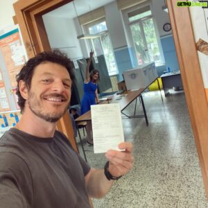 Andrea Bosca Instagram - Votare nella tua classe delle Medie? Fatto ✅ 

I ❤️ #canelli #piemonte #europa #votazioni