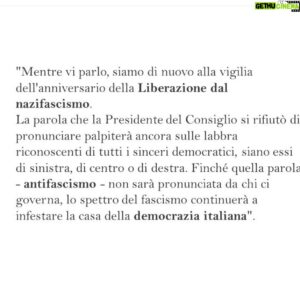 Andrea Bosca Instagram - Io sono italiano e quindi sono antifascista. 

Il contrario di fascismo è democrazia. È libertà di pensare, di dire e di agire sempre nel rispetto degli altr*. 

Il fascismo è violenza, è dipendenza dalla violenza. 

Voglio essere libero da questa dipendenza. Voglio essere libero dal pensiero squadrista e infatti mi sono scelto un lavoro di squadra. 

Voglio avere memoria collettiva della Storia, non solo memorie personali, per quanto brucianti e dolorose. 

Il fascismo non è un’opinione, è un crimine. Non è un’idea, è la morte di tutte le idee. È la fine della libertà e l’inizio della violenza, dello squadrismo punitivo, del bullismo organizzato, semplicemente è un’associazione a delinquere che poi si vuole persino proteggere dietro a leggi ingiuste, sessiste e razziste, leggi fatte ad personam. 

È contro tutto ciò che ho studiato ed amato: il coraggio di vivere in amore e nel rispetto di tutt*. Dai libri, dai film, dal teatro, dalle persone. Milton, Anguilla, Nuto, Pannella… ho imparato che la mia libertà finisce quando inizia quella degli altr*. Il rispetto è per me, il rispetto è per tutti. 

L’ho imparato dai miei insegnanti a scuola, dai miei autori, da Pavese, Fenoglio, dalla mia semplice famiglia contadina, l’ho incarnato a teatro, al cinema e nella vita con le persone, ce lo insegnava con l’arte il nostro maestro Avogadro al Teatro Stabile di Torino. 

L’ha detto bene il Prof. Barbero: delle due, l’una: se non sei antifascista, allora sei fascista.

Oggi mi è arrivato questo video… avevamo 20 anni. La Scuola del Teatro Stabile di Torino al Sacrario del Martinetto ricordava i resistenti fucilati dal Fascismo. 

E mi piace vedere e pensare che i ventenni di oggi siano i nuovi resistenti, i nuovi partigiani, i nuovi italiani, liberi e custodi di quella eredità di democrazia. 

Sono antifascista perché credo nella democrazia. 

Buona Festa della Liberazione. Buon 25 Aprile. Viva l’Italia antifascista 

Andrea Bosca

#25aprile #festadellaliberazione #italia 

Il testo finale è di @antonioscurati