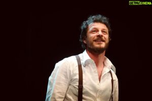 Andrea Bosca Instagram - L’ignorante non si capisce mica dal lavoro che fa, ma da 𝑐𝑜𝑚𝑒 lo fa. Se sbaglio, correggimi.

La Luna E I Falò, Sold Out anche a Rho

La Luna, bisogna crederci per forza.

@teatrocivicodirho 

Regia @paolobrigugliaofficial 
Costumi @tomaslagatt
Tech @tommaso.contu 
Prod by @bam.teatro.insta 

#lalunaeifalò #cesarepavese #andreabosca

Thx @lucabrunetti_photo