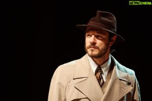 Andrea Bosca Instagram - L’ignorante non si capisce mica dal lavoro che fa, ma da 𝑐𝑜𝑚𝑒 lo fa. Se sbaglio, correggimi.

La Luna E I Falò, Sold Out anche a Rho

La Luna, bisogna crederci per forza.

@teatrocivicodirho 

Regia @paolobrigugliaofficial 
Costumi @tomaslagatt
Tech @tommaso.contu 
Prod by @bam.teatro.insta 

#lalunaeifalò #cesarepavese #andreabosca

Thx @lucabrunetti_photo