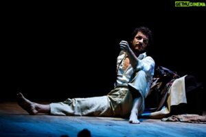 Andrea Bosca Instagram - L’ignorante non si capisce mica dal lavoro che fa, ma da 𝑐𝑜𝑚𝑒 lo fa. Se sbaglio, correggimi.

La Luna E I Falò, Sold Out anche a Rho

La Luna, bisogna crederci per forza.

@teatrocivicodirho 

Regia @paolobrigugliaofficial 
Costumi @tomaslagatt
Tech @tommaso.contu 
Prod by @bam.teatro.insta 

#lalunaeifalò #cesarepavese #andreabosca

Thx @lucabrunetti_photo