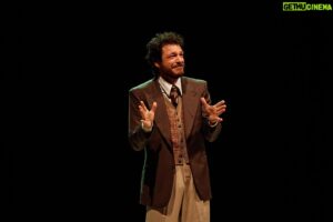 Andrea Bosca Instagram - L’ignorante non si capisce mica dal lavoro che fa, ma da 𝑐𝑜𝑚𝑒 lo fa. Se sbaglio, correggimi.

La Luna E I Falò, Sold Out anche a Rho

La Luna, bisogna crederci per forza.

@teatrocivicodirho 

Regia @paolobrigugliaofficial 
Costumi @tomaslagatt
Tech @tommaso.contu 
Prod by @bam.teatro.insta 

#lalunaeifalò #cesarepavese #andreabosca

Thx @lucabrunetti_photo