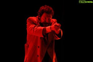 Andrea Bosca Instagram - L’ignorante non si capisce mica dal lavoro che fa, ma da 𝑐𝑜𝑚𝑒 lo fa. Se sbaglio, correggimi.

La Luna E I Falò, Sold Out anche a Rho

La Luna, bisogna crederci per forza.

@teatrocivicodirho 

Regia @paolobrigugliaofficial 
Costumi @tomaslagatt
Tech @tommaso.contu 
Prod by @bam.teatro.insta 

#lalunaeifalò #cesarepavese #andreabosca

Thx @lucabrunetti_photo
