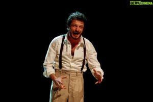 Andrea Bosca Instagram - L’ignorante non si capisce mica dal lavoro che fa, ma da 𝑐𝑜𝑚𝑒 lo fa. Se sbaglio, correggimi.

La Luna E I Falò, Sold Out anche a Rho

La Luna, bisogna crederci per forza.

@teatrocivicodirho 

Regia @paolobrigugliaofficial 
Costumi @tomaslagatt
Tech @tommaso.contu 
Prod by @bam.teatro.insta 

#lalunaeifalò #cesarepavese #andreabosca

Thx @lucabrunetti_photo