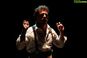 Andrea Bosca Instagram - L’ignorante non si capisce mica dal lavoro che fa, ma da 𝑐𝑜𝑚𝑒 lo fa. Se sbaglio, correggimi.

La Luna E I Falò, Sold Out anche a Rho

La Luna, bisogna crederci per forza.

@teatrocivicodirho 

Regia @paolobrigugliaofficial 
Costumi @tomaslagatt
Tech @tommaso.contu 
Prod by @bam.teatro.insta 

#lalunaeifalò #cesarepavese #andreabosca

Thx @lucabrunetti_photo