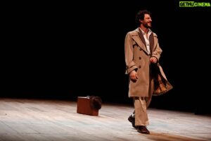 Andrea Bosca Instagram - L’ignorante non si capisce mica dal lavoro che fa, ma da 𝑐𝑜𝑚𝑒 lo fa. Se sbaglio, correggimi.

La Luna E I Falò, Sold Out anche a Rho

La Luna, bisogna crederci per forza.

@teatrocivicodirho 

Regia @paolobrigugliaofficial 
Costumi @tomaslagatt
Tech @tommaso.contu 
Prod by @bam.teatro.insta 

#lalunaeifalò #cesarepavese #andreabosca

Thx @lucabrunetti_photo