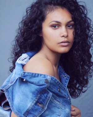 Andrea Cortés Instagram - It's a new day. What will you make of it? 

📷: @perlamaarekphotography #portrait#boricua#curlyhair#thankful