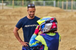 Andrea Dovizioso Instagram - Immaginare tanti giovani piloti che girano in pista, che si divertono, che si fanno nuovi amici, che coltivano la passione che mi ha fatto essere qui oggi, mi fa venire voglia di catapultarmi nel futuro.
Pensare che tra di loro ci sarà anche chi, diventato adulto, racconterà dei suoi primi giri allo 04 Park, mi rende davvero orgoglioso. 

#Dovi04 #AD04 #AndreaDovizioso #AD #04Park #04ParkMonteCoralli #Motocross #Minicross #ELF #ABrandOfPassion #BeYoursELF #BecomeYoursELF 

📸 @calloalbanese