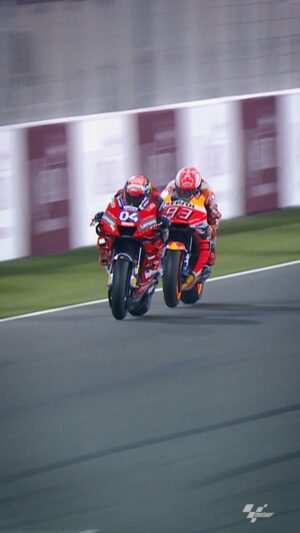 Andrea Dovizioso Instagram - A 2019 Duel in the Desert! ⚔️ An epic memory from Qatar! 🔥

#QatarGP 🇶🇦 #MotoGP #Motorcycle #Racing #Motorsport