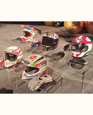Andrea Dovizioso Instagram - Vent’anni fa vincevo il mondiale. Da quel momento la mia carriera si è riempita di soddisfazioni, persone, ricordi, emozioni, ma anche qualche lacrima. 
Ieri sera, ai Caschi d’Oro, ho vissuto un momento davvero intenso, sentendo di nuovo tante di quelle incredibili emozioni. 
È stato bellissimo. Grazie a tutti 🙏🏻

𝘗.𝘚. 𝘤𝘩𝘦 𝘧𝘪𝘨𝘢𝘵𝘢 𝘷𝘦𝘥𝘦𝘳𝘦 𝘪𝘭 𝘮𝘪𝘰 𝘤𝘢𝘴𝘤𝘰 𝘪𝘯𝘴𝘪𝘦𝘮𝘦 𝘢 𝘲𝘶𝘦𝘭𝘭𝘪 𝘥𝘪 𝘱𝘪𝘭𝘰𝘵𝘪 𝘤𝘩𝘦 𝘩𝘢𝘯𝘯𝘰 𝘧𝘢𝘵𝘵𝘰 𝘨𝘳𝘢𝘯𝘥𝘦 𝘭𝘢 𝘴𝘵𝘰𝘳𝘪𝘢 𝘥𝘦𝘭 𝘮𝘰𝘵𝘰𝘤𝘪𝘤𝘭𝘪𝘴𝘮𝘰🥹

#Dovi04 #AD04 #AndreaDovizioso #AD #Alpinestars #Yamaha #YamahaMotor #RevsYourHeart #kiteparts #Supersprox #Updesignmoto #Miwfilter #SGRItalia #Blacks #BeYoursELF #Brembo #Ride100Percent #AcerbisMotosport #Akrapovic #pirellimoto #SelleDallaValle #Biotekna #SBConsulting #Motosprint #caschidoro