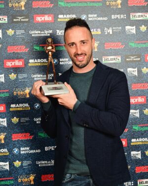 Andrea Dovizioso Instagram - Vent’anni fa vincevo il mondiale. Da quel momento la mia carriera si è riempita di soddisfazioni, persone, ricordi, emozioni, ma anche qualche lacrima. 
Ieri sera, ai Caschi d’Oro, ho vissuto un momento davvero intenso, sentendo di nuovo tante di quelle incredibili emozioni. 
È stato bellissimo. Grazie a tutti 🙏🏻

𝘗.𝘚. 𝘤𝘩𝘦 𝘧𝘪𝘨𝘢𝘵𝘢 𝘷𝘦𝘥𝘦𝘳𝘦 𝘪𝘭 𝘮𝘪𝘰 𝘤𝘢𝘴𝘤𝘰 𝘪𝘯𝘴𝘪𝘦𝘮𝘦 𝘢 𝘲𝘶𝘦𝘭𝘭𝘪 𝘥𝘪 𝘱𝘪𝘭𝘰𝘵𝘪 𝘤𝘩𝘦 𝘩𝘢𝘯𝘯𝘰 𝘧𝘢𝘵𝘵𝘰 𝘨𝘳𝘢𝘯𝘥𝘦 𝘭𝘢 𝘴𝘵𝘰𝘳𝘪𝘢 𝘥𝘦𝘭 𝘮𝘰𝘵𝘰𝘤𝘪𝘤𝘭𝘪𝘴𝘮𝘰🥹

#Dovi04 #AD04 #AndreaDovizioso #AD #Alpinestars #Yamaha #YamahaMotor #RevsYourHeart #kiteparts #Supersprox #Updesignmoto #Miwfilter #SGRItalia #Blacks #BeYoursELF #Brembo #Ride100Percent #AcerbisMotosport #Akrapovic #pirellimoto #SelleDallaValle #Biotekna #SBConsulting #Motosprint #caschidoro
