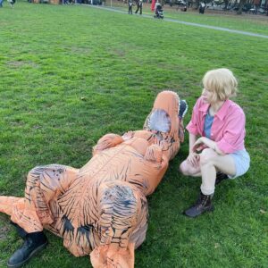 Andrea Levesque Instagram - Halloween 2022. Salem, MA. #jurassicpark 

🦕 🦖 
#dinosaurcostume #jurassicparkcosplay #halloweencostume #salemmassachusetts #alangrant #lauradern