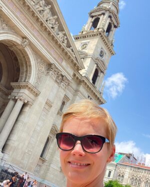 Andrea Osvárt Instagram - When you accidentally show up 1 hr early to your hairdresser and realize to have 1 hour off to enjoy your own city 💖#Budapest #touristinmyowncity