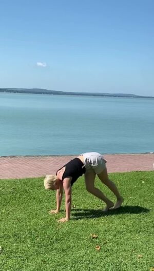 Andrea Osvárt Instagram - #inspiration 
Nehezen álltam kézre, miután februárban eltört az egyik ujjam, de semmi nem lehetetlen 😁 
#hiányzott #handstand #verticale #kézenállás 🥰 #daddysgirl #fourtyplus #upsidedown #inversion #determination #focus #practice #joy 💖 #youcandoit