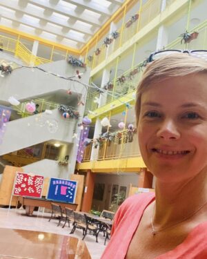 Andrea Osvárt Instagram - 1993-ban, pontosan 30 évvel ezelőtt kerültem a csodálatos Pécsi Kodály Kollegium-ba, ahol a gimnázium évei alatt hatszemélyes szobákban laktunk. Már akkor is lenyűgözött az épület barátságos hangulata, ami mit sem változott az elmúlt röpke 3 évtizedben. Már akkoriban is kiváltságosnak éreztem magam, hogy ilyen menő kollégiumban lakhatok. Az élet úgy intézte, hogy most, 30 évvel később, egy éjszakára visszatérhettem régi otthonomba ❤️, a kollégium falai közé, és ezúttal nem is szöktem meg 😉. Köszönöm szépen az igazgató asszonynak és a tankerületnek a felejthetetlen, régi szép emlékeket felidéző nosztalgikus élményt, Áginak a múltidézést és Erikának a finom kávét 🥰🙏😊
#egyélményvolt
