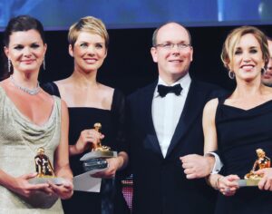 Andrea Osvárt Instagram - #tbt #goldennymphawards #montecarlo #montecarlotelevisionfestival #memories #princealbert #princealbertofmonaco #felicityhuffman #ingreatcompany #bestactress #swinggirls #leragazzedelloswing #lescano #sorellelescano 🥰🏆