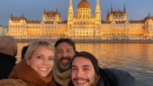 Andrea Osvárt Instagram - Happy New Year! Buon Anno! Boldog Új Évet Mindenkinek! Hogy az új év hozzon mindannyiunknak örömöt, nevetést, boldogságot! 🥳🍀🥂 #happynewyear  #2022