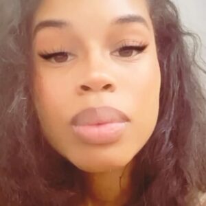 Andrea-Rachel Parker Instagram - “..while they try to make a name plop, i rather lift them up, thats the realist code.”❣️

a tweak to a @sinawynne lyric #sinawynne #love #light #lyricism #captions #poetry #lines