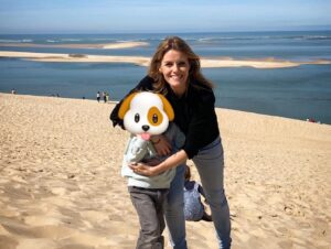 Andrea Ropero Instagram - Qué lugar más fascinante 💫 Es la Duna de Pilat, la más grande de Europa. El Atlántico, un bosque infinito y unas vistas que costará olvidar…💜 #DuneduPilat #naturaleza #France #familytime #paz