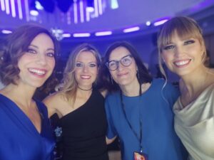 Andrea Ropero Instagram - Más momentos de una noche inolvidable…💫 Gracias @otrostipos @pepa_garcia_vazquez por el vestidazo 👗
💇‍♀️ @menchu0420 
💄 @anniebabymakeup 
📸 @sandrasabates @crisjapon @carmenaguileramoya @manuelrodmun  Thais Villas y @estelagiraldo 
❤️