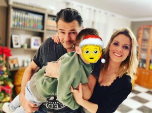 Andrea Ropero Instagram - ¡Feliz Navidad! 🎄💫🥂 Salud y alegría ❤️ #Enfamilia #encasa