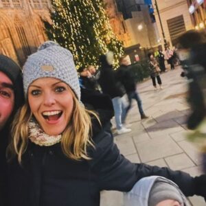 Andrea Ropero Instagram - Viajar con ellos… ❤️ #Viena2023 #familytime #hermanos ☃️🎄🎅