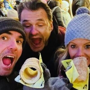 Andrea Ropero Instagram - Viajar con ellos… ❤️ #Viena2023 #familytime #hermanos ☃️🎄🎅