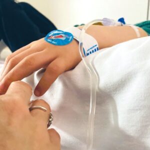Andrea Ropero Instagram - GRACIAS a todo el personal de urgencias y de la planta de pediatría de la Fundación Jiménez Díaz por los mimos, el cariño y el cuidado de estos largos días. Elena, Maite, Raquel, Montse, Magda…sois unas pediatras y enfermeras maravillosas. Gracias infinitas de parte de Roke ❤️ @enfermeriafjd_uam