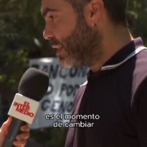 Andrea Ropero Instagram - 💬 "La causa palestina es ahora mismo la causa de la humanidad"

🇵🇸 @andrea_ropero visita la acampada de la Universidad de Valencia en apoyo a Gaza y charla con el profesor y doctor en Historia Contemporánea Jorge Ramos Tolosa. 

"Uno de los momentos más bonitos que hemos vivido aquí fue cuando compañeros y compañeras palestinas nos pusieron audios de WhatsApp que nos enviaba la gente desde Gaza y la palabra que más predominaba era 'hope', esperanza"

#palestina #gaza