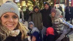 Andrea Ropero Instagram - Viajar con ellos… ❤️ #Viena2023 #familytime #hermanos ☃️🎄🎅
