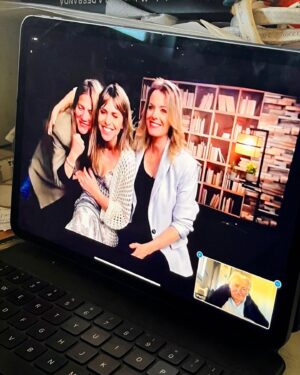 Andrea Ropero Instagram - Esta noche toca decir “hasta pronto”  en @elintermedio. Pararé durante unas semanas para descansar y mimar a la visita que llegará a casa 🐣💫
Antes, la entrevista de hoy a @pepe.mujicaok en la que hablamos de todo esto y que tanto se ha currado el equipo👇 ¡Nos vemos! 😎 @estelagiraldo