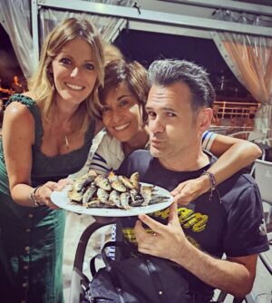 Andrea Ropero Instagram - Teníamos antojo de sardinas…🐟🤪 @adelagonzaleztv 💫 #celebrando #nocheenfamilia❤️ @mandanga1964