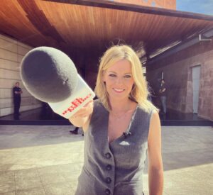 Andrea Ropero Instagram - Llegó el día 📺💫 Nos vemos esta noche en @elintermedio 😍 #ready #devuelta