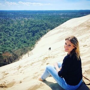 Andrea Ropero Instagram - Qué lugar más fascinante 💫 Es la Duna de Pilat, la más grande de Europa. El Atlántico, un bosque infinito y unas vistas que costará olvidar…💜 #DuneduPilat #naturaleza #France #familytime #paz