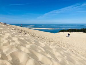 Andrea Ropero Instagram - Qué lugar más fascinante 💫 Es la Duna de Pilat, la más grande de Europa. El Atlántico, un bosque infinito y unas vistas que costará olvidar…💜 #DuneduPilat #naturaleza #France #familytime #paz